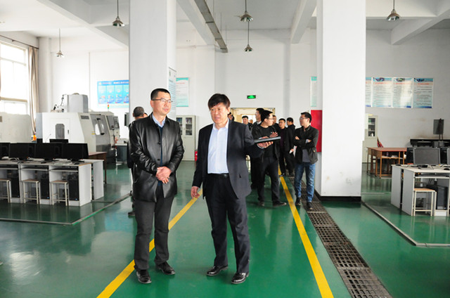 6.李晉校長為胡海平校長詳細介紹實訓(xùn)基地_副本.jpg 6.李晉校長為胡海平校長詳細介紹實訓(xùn)基地_副本.jpg