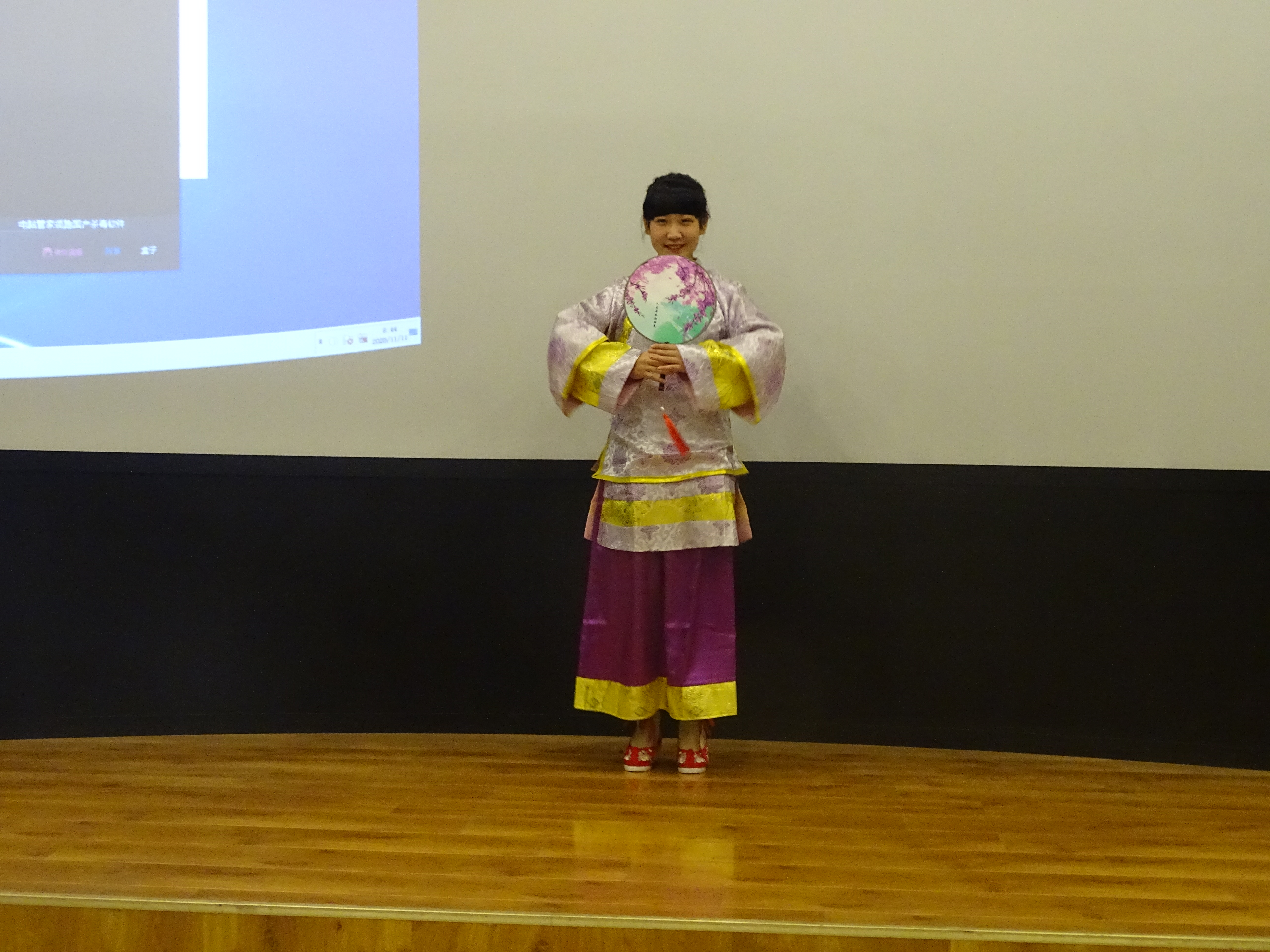 旅游--王婭楠同學才藝表演——團扇.JPG